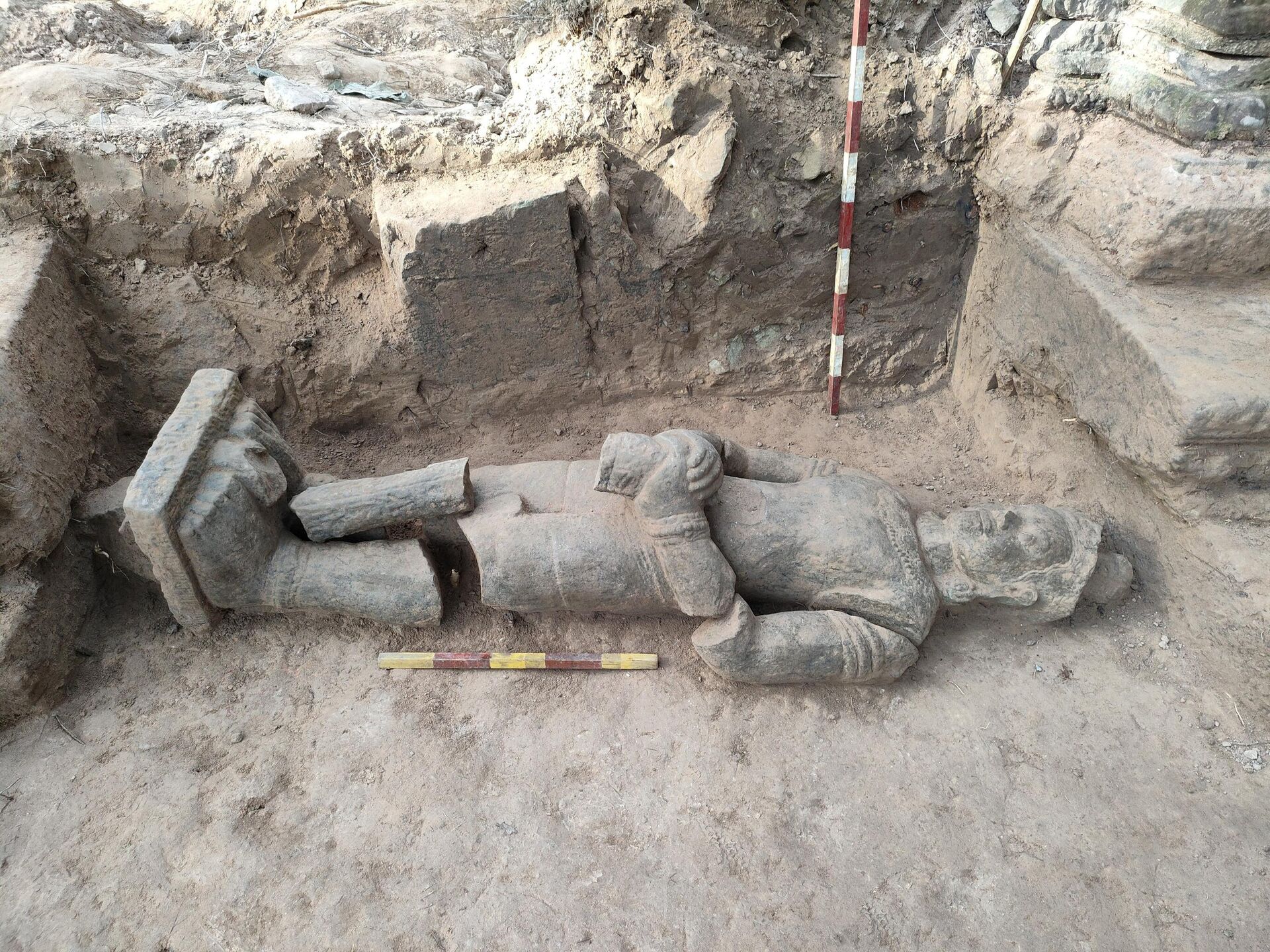 Estatua de piedra arenisca de un guardián descubierta por los arqueólogos en el complejo de templos de Banteay Prey, en Camboya - Sputnik Mundo, 1920, 16.09.2024