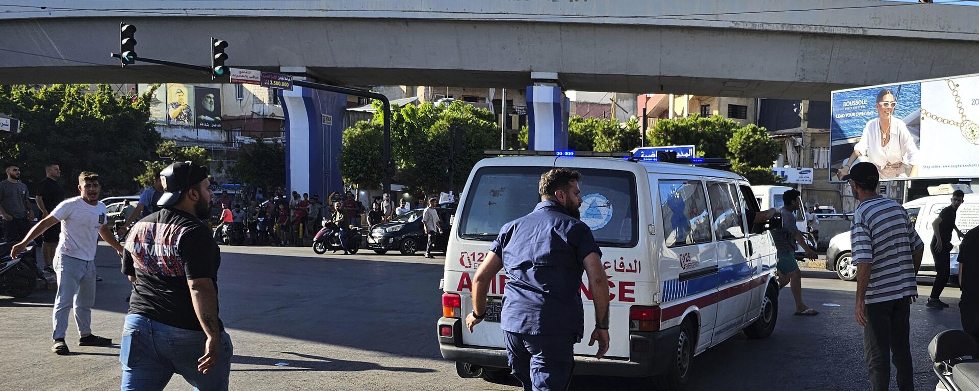 Una ambulancia transporta heridos, en Beirut, Líbano, el 17 de septiembre de 2024 - Sputnik Mundo, 1920, 18.09.2024