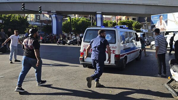 Una ambulancia transporta heridos, en Beirut, Líbano, el 17 de septiembre de 2024 - Sputnik Mundo