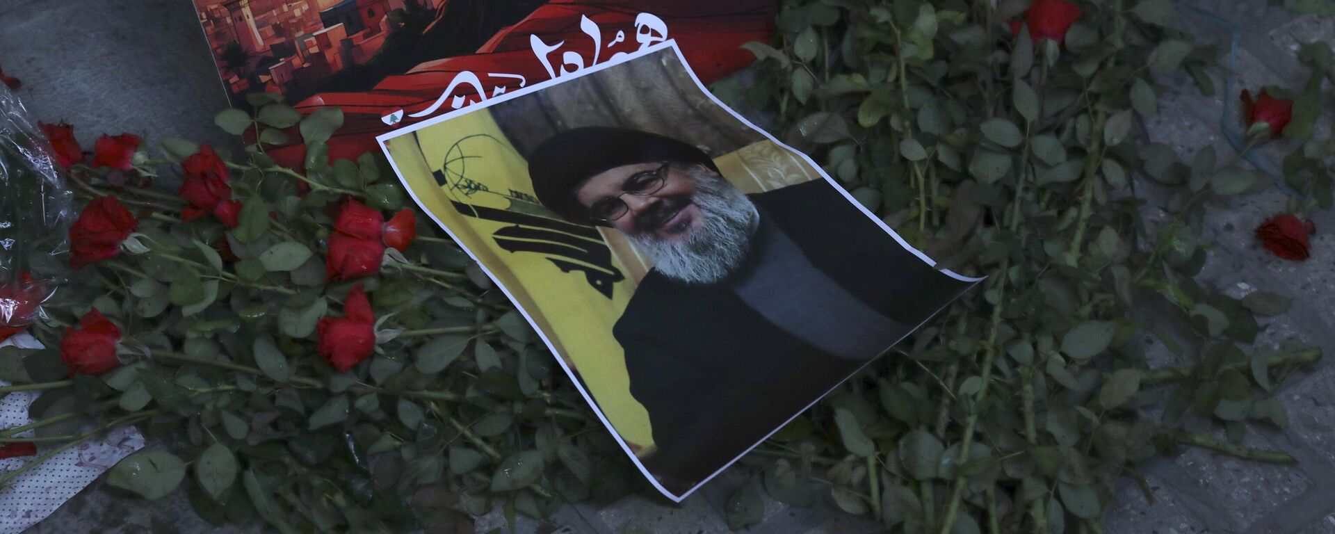 Un cartel del líder de Hizbulá, Sayyed Hassan Nasrallah, colocado sobre flores frente a la embajada libanesa en Teherán, Irán, el miércoles 18 de septiembre de 2024 (imagen referencial)  - Sputnik Mundo, 1920, 18.09.2024