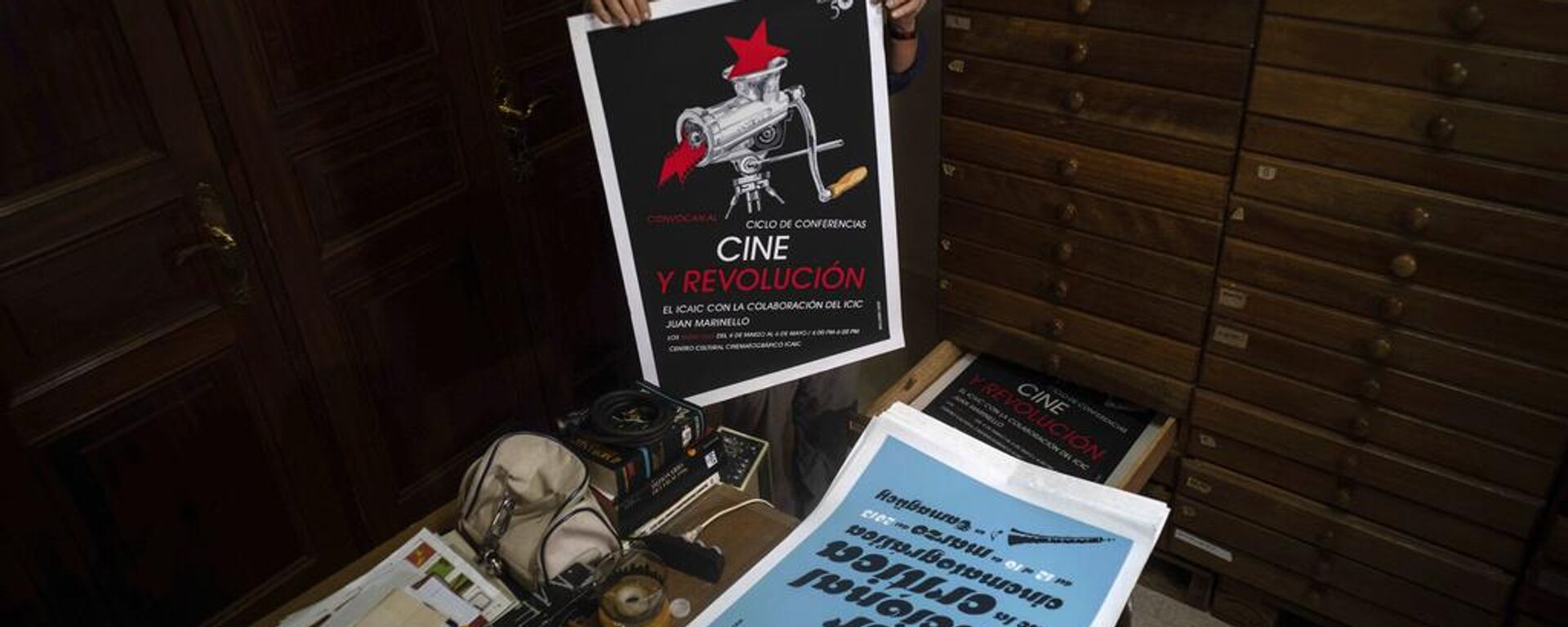 Sara Vega, especialista de la Cinemateca de Cuba, muestra carteles promocionales de películas durante una entrevista en la Cinemateca en La Habana, Cuba, martes 11 de julio de 2023 (Imagen referencial) - Sputnik Mundo, 1920, 18.09.2024