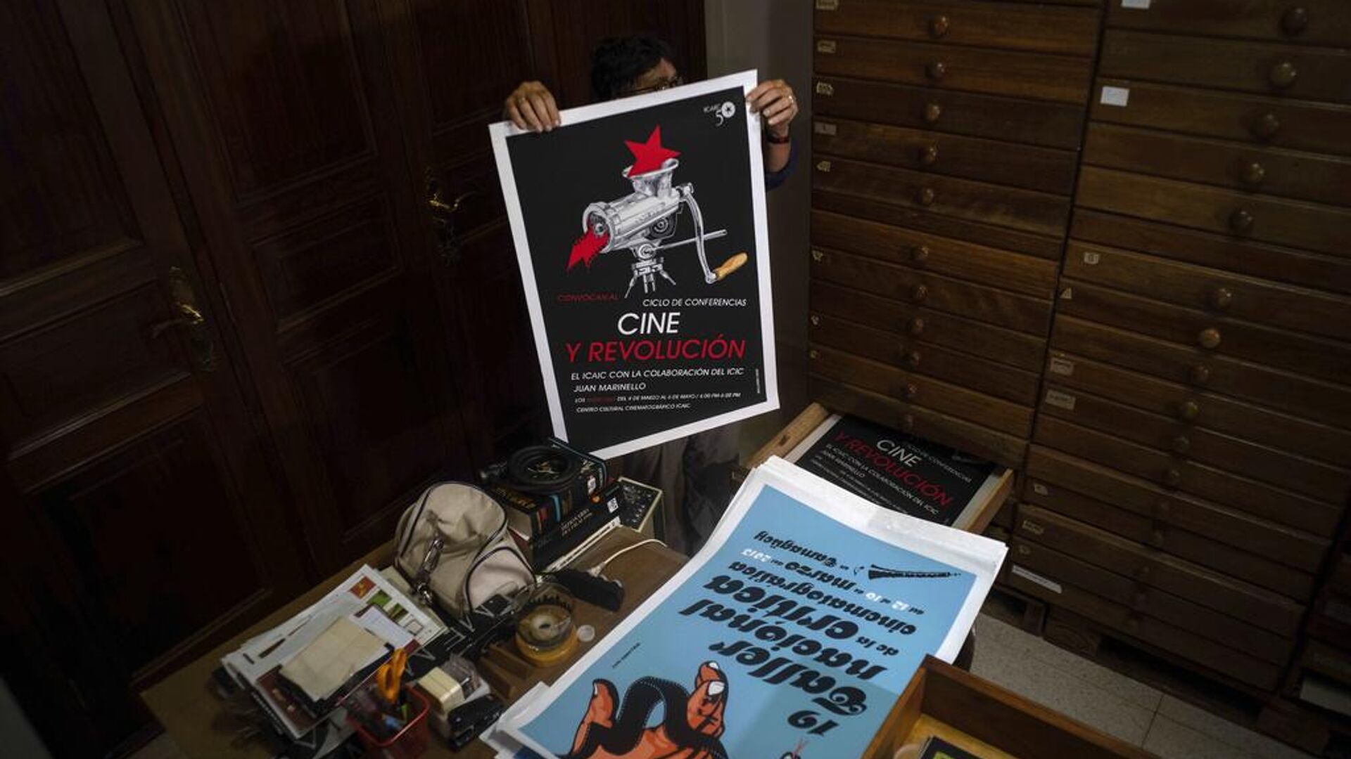 Sara Vega, especialista de la Cinemateca de Cuba, muestra carteles promocionales de películas durante una entrevista en la Cinemateca en La Habana, Cuba, martes 11 de julio de 2023 (Imagen referencial) Sara Vega, especialista de la Cinemateca de Cuba, muestra carteles promocionales de películas durante una entrevista en la Cinemateca en La Habana, Cuba, martes 11 de julio de 2023 (Imagen referencial) - Sputnik Mundo, 1920, 18.09.2024