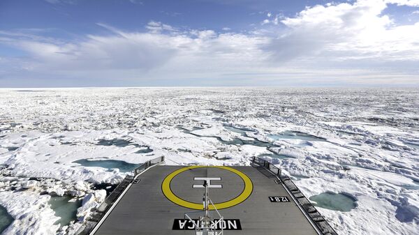 El rompehielos finlandés MSV Nordica navega a través del hielo marino en el Estrecho de Victoria, a lo largo del Pasaje del Noroeste en el archipiélago ártico canadiense (imagen referencial) - Sputnik Mundo