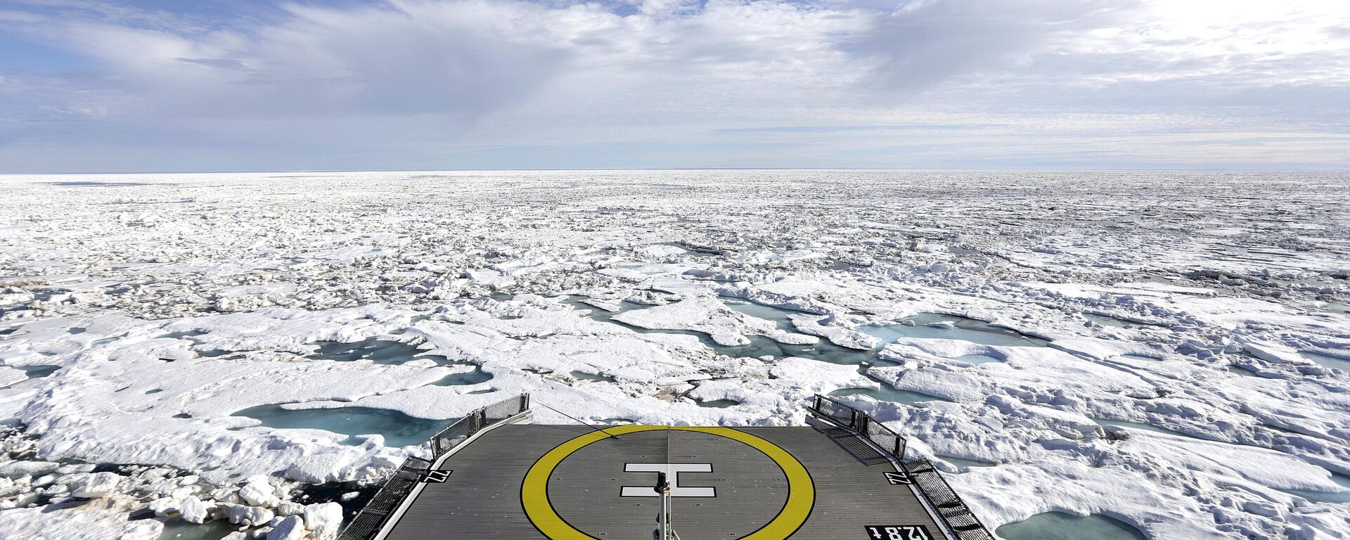 El rompehielos finlandés MSV Nordica navega a través del hielo marino en el Estrecho de Victoria, a lo largo del Pasaje del Noroeste en el archipiélago ártico canadiense (imagen referencial) - Sputnik Mundo, 1920, 19.09.2024