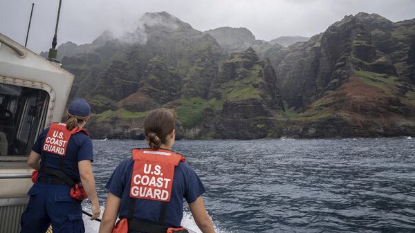 Elementos de la Guardia Costera de Estados Unidos participan en la búsqueda de un helicóptero que se estrelló cerca de la costa de Na Pali, en Hawaii (imagen referencial) - Sputnik Mundo