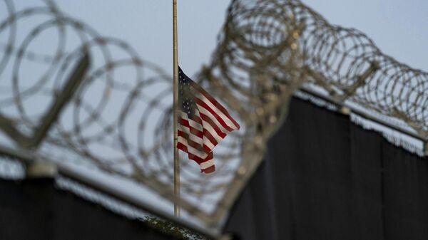 La bandera estadounidense ondea a media asta en la Base Naval de la Bahía de Guantánamo, Cuba. El primer investigador independiente de la ONU que visitó el centro de detención estadounidense en la Bahía de Guantánamo dijo el lunes 26 de junio de 2023 que los 30 hombres detenidos allí están sujetos a “un trato cruel, inhumano y degradante continuo según el derecho internacional”.  - Sputnik Mundo