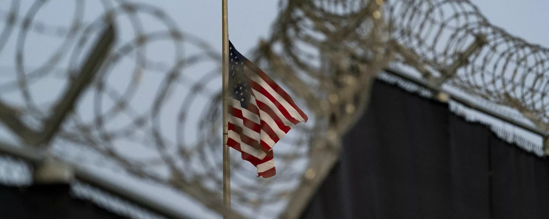 La bandera estadounidense ondea a media asta en la Base Naval de la Bahía de Guantánamo - Sputnik Mundo, 1920, 20.12.2024