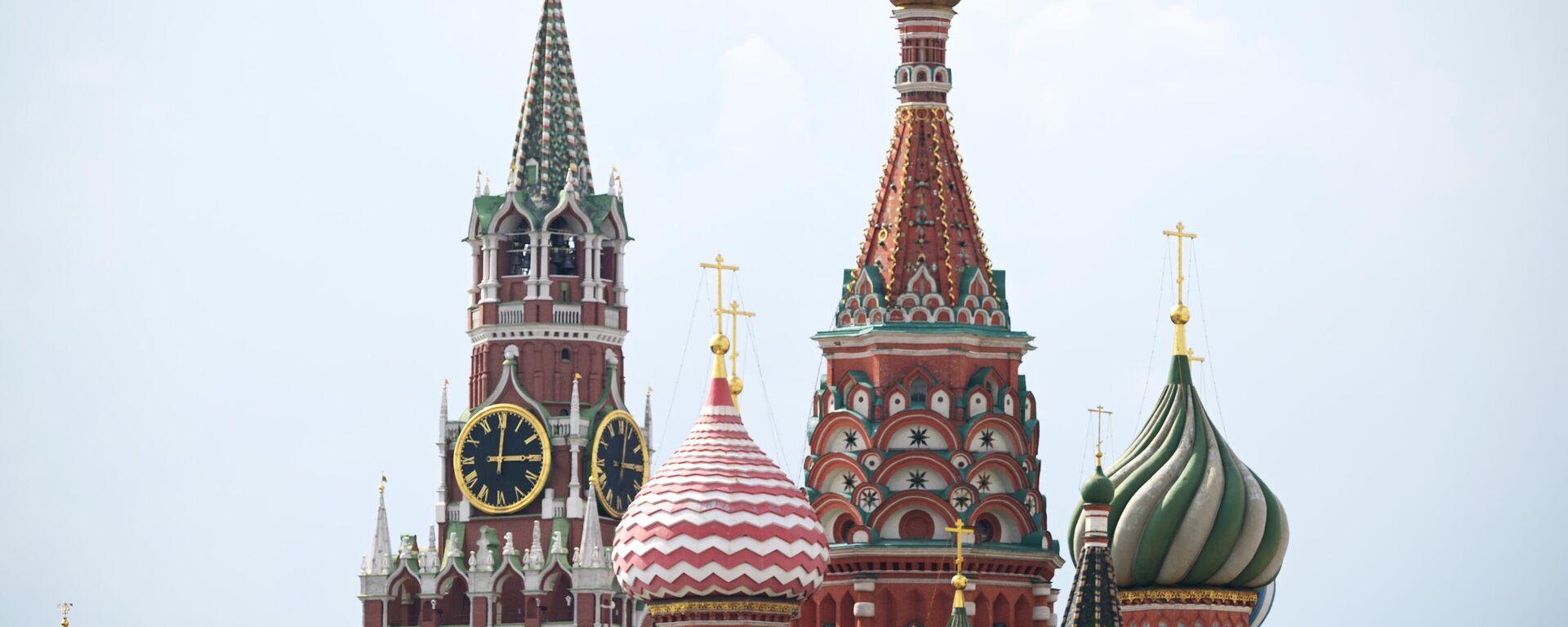 Torre Spasskaya del Kremlin de Moscú y Catedral de San Basilio  - Sputnik Mundo, 1920, 20.09.2024