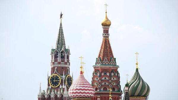 Torre Spasskaya del Kremlin de Moscú y Catedral de San Basilio  - Sputnik Mundo