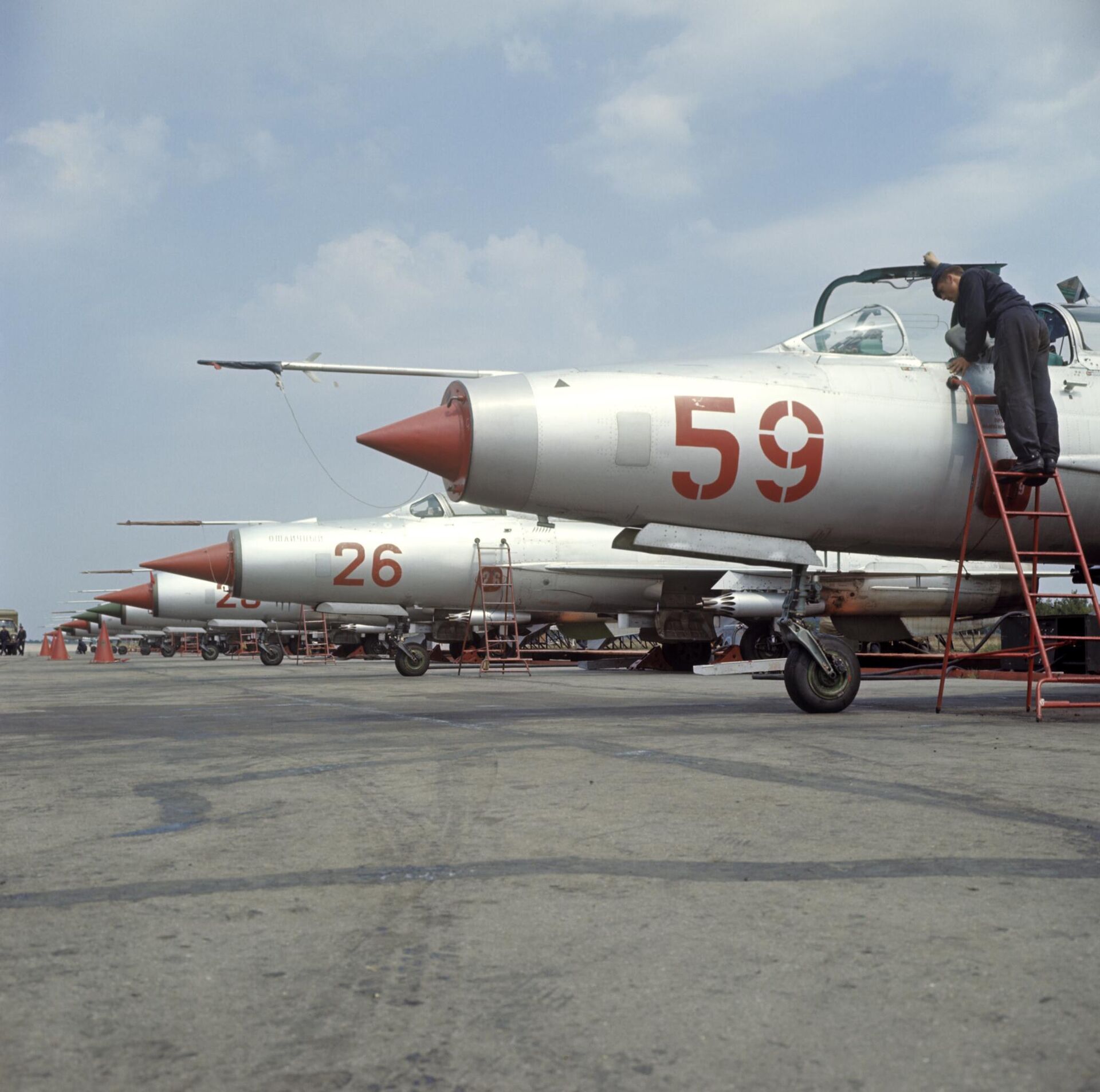 Cazas MiG-21 en un campo de aviación - Sputnik Mundo, 1920, 21.09.2024