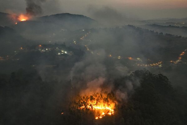 Un incendio forestal consume una zona rural en Várzea Paulista, estado de Sao Paulo, Brasil. - Sputnik Mundo