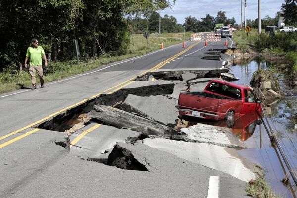 Una camioneta en una sección de la carretera arrasada Old Ocean Highway en Carolina del Norte, EEUU. - Sputnik Mundo