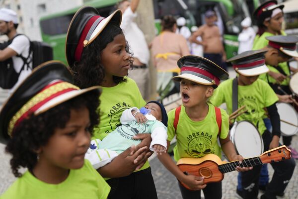 Niños participan en una marcha por la defensa de la libertad religiosa en la playa de Copacabana en Río de Janeiro, Brasil. La manifestación busca llamar la atención sobre la intolerancia religiosa en el país. - Sputnik Mundo