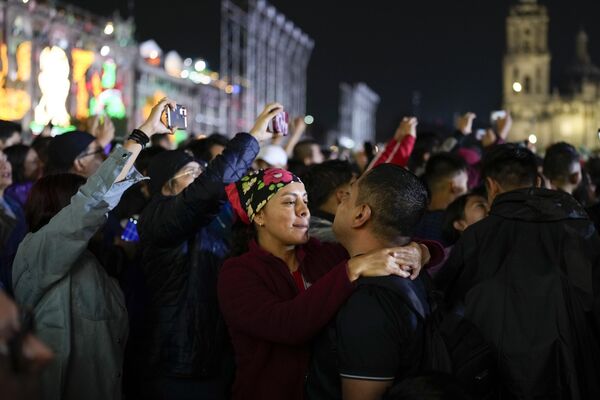 Mexicanos esperan que su presidente, Andrés Manuel López Obrador, de el Grito desde el balcón del Palacio Nacional para iniciar las celebraciones del Día de la Independencia en el Zócalo de la Ciudad de México. - Sputnik Mundo