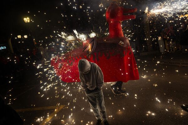 Personas participan de la manifestación cultural popular Correfoc o correr con fuego en Barcelona, ​​España. - Sputnik Mundo