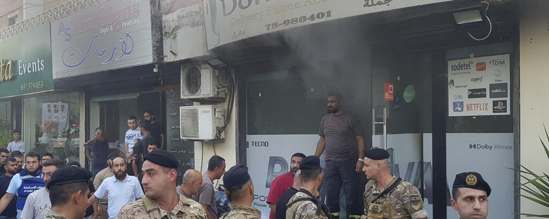 Soldados libaneses se reúnen frente a una tienda móvil dañada tras el resultado de la explosión de un walkie-talkie en su interior, en la ciudad portuaria de Sidón, al sur del Líbano.  - Sputnik Mundo, 1920, 21.09.2024