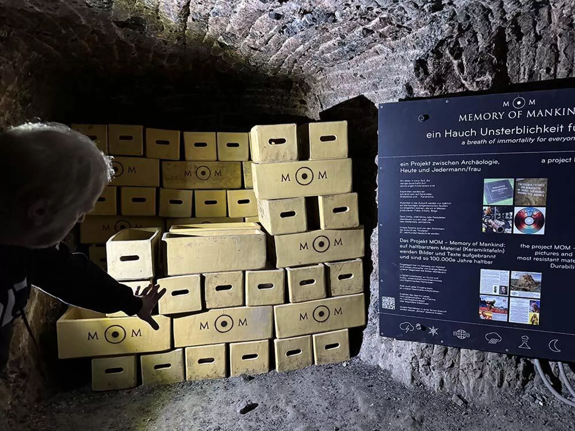 El cristal 5D se guarda en el archivo de la Memoria de la Humanidad, una cápsula del tiempo especial situada en una cueva de sal en Hallstatt (Austria). El cristal 5D se guarda en el archivo de la Memoria de la Humanidad, una cápsula del tiempo especial situada en una cueva de sal en Hallstatt (Austria). - Sputnik Mundo, 1920, 22.09.2024