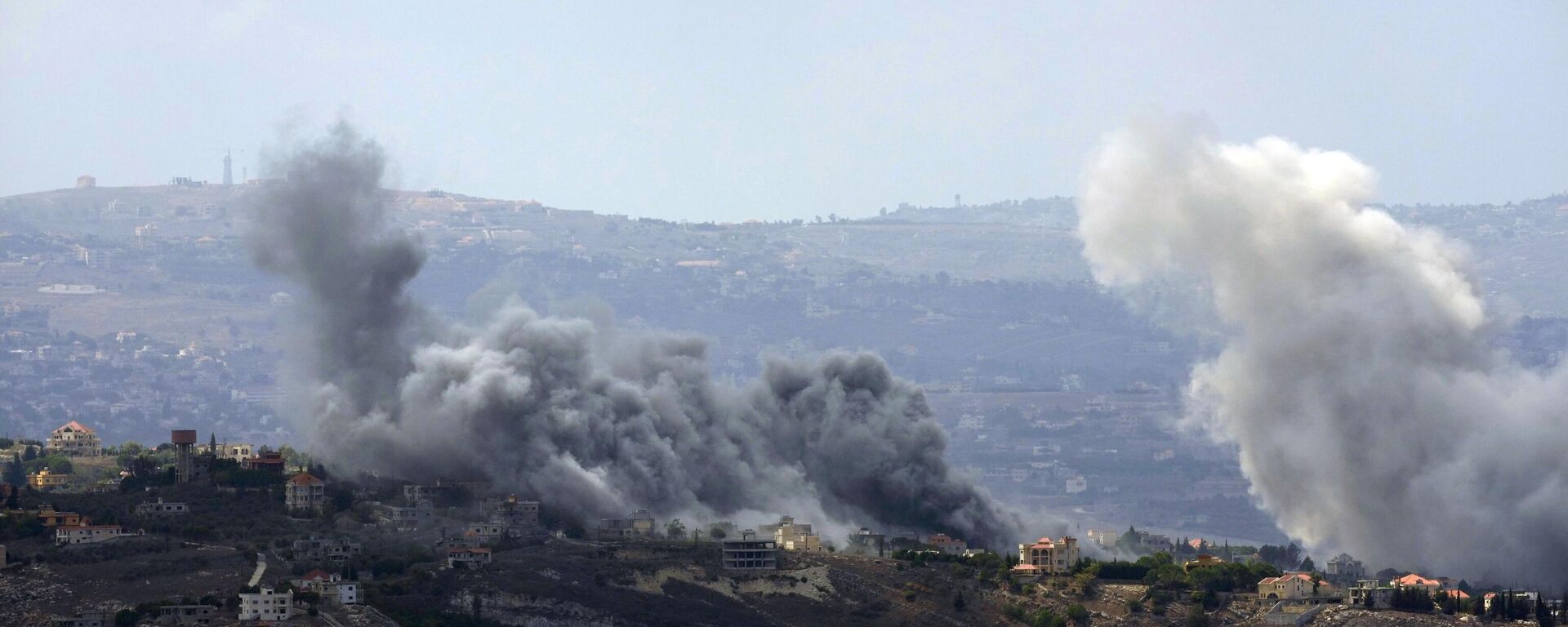 Humo elevándose desde los ataques aéreos israelíes sobre la localidad de Taybe, en el sur de Líbano, el 23 de septiembre de 2024 - Sputnik Mundo, 1920, 23.09.2024