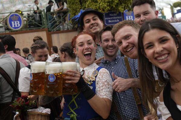 El organizador de Oktoberfest —la administración municipal de Múnich— solo permite participar en el festival a las cervecerías muniquesas, que elaboran una Oktoberfestbier especial con una graduación alcohólica del 5,8-6,3%. - Sputnik Mundo