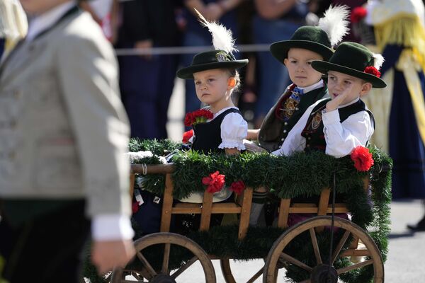 La sede tradicional del festival se encuentra casi en el centro de Múnich, cerca de la estación central de ferrocarril.En la foto: niños montan en un carro durante un desfile de disfraces tradicionales. - Sputnik Mundo