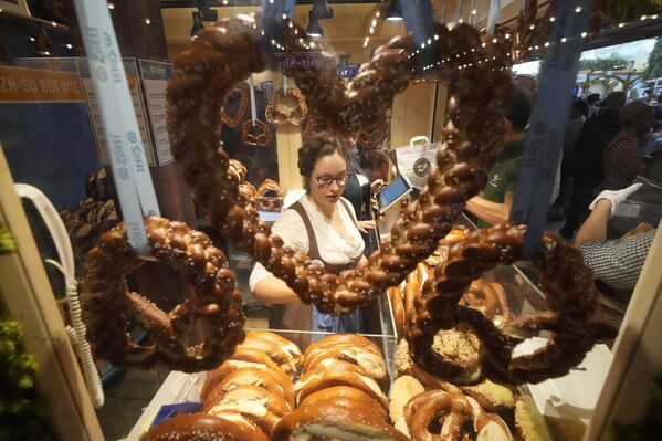 Una mujer vende pretzels en la carpa de la cerveza Hofbraeuhaus durante el primer día del evento. - Sputnik Mundo