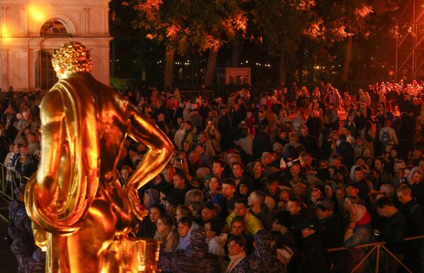 La fiesta de las fuentes atrajo a 38.000 espectadores durante los dos días. El festival concluyó con los tradicionales fuegos artificiales en la Gran Cascada. - Sputnik Mundo