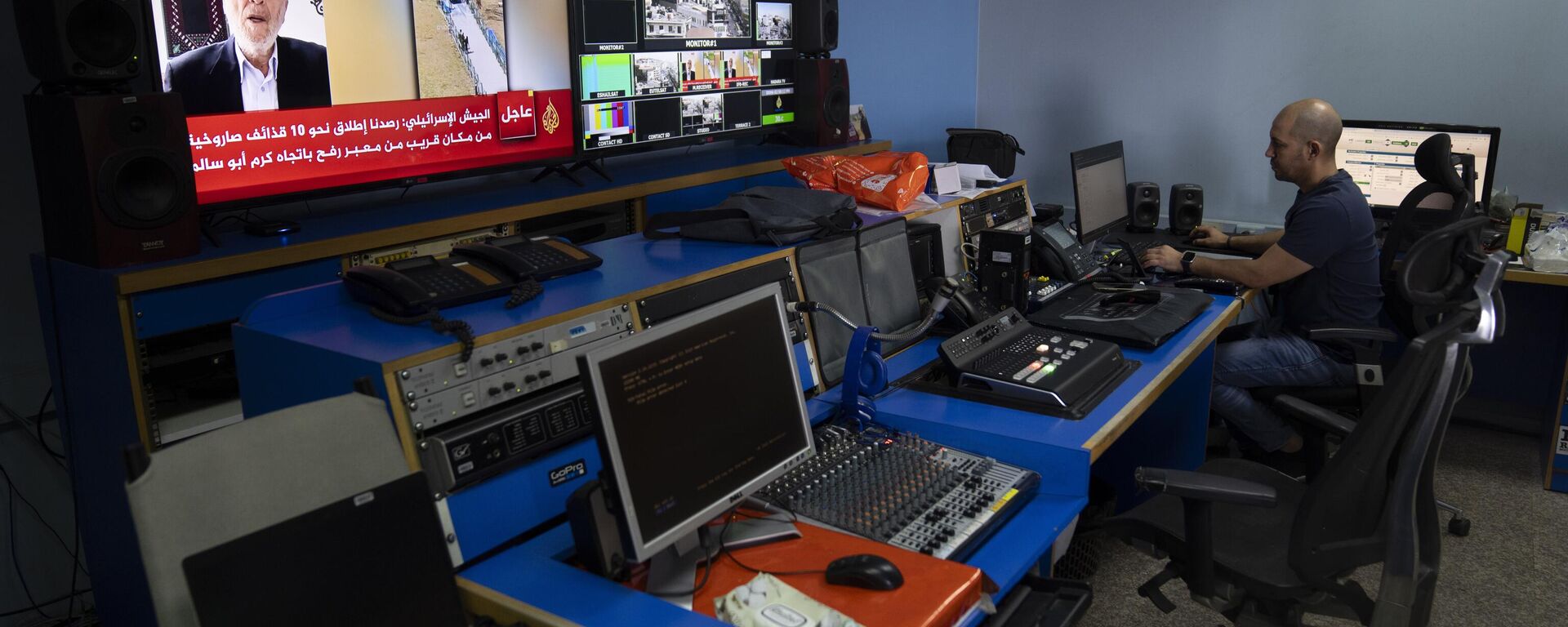 El ingeniero de transmisión de Al Jazeera, Mohammad Salameh, trabaja en la unidad de la Sala de Control Maestro dentro de la oficina de la cadena en la ciudad Cisjordana de Ramala, el 5 de mayo de 2024. - Sputnik Mundo, 1920, 24.09.2024