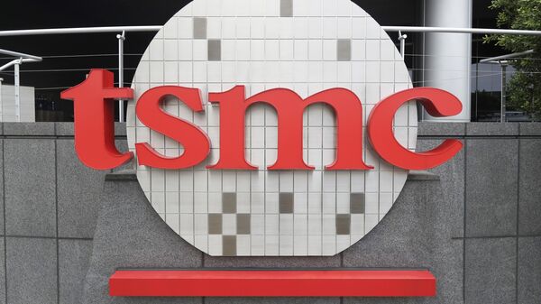 Logotipo de Taiwan Semiconductor Manufacturing Co. (TSMC) en su sede de Hsinchu, Taiwán, el 20 de octubre de 2021 - Sputnik Mundo