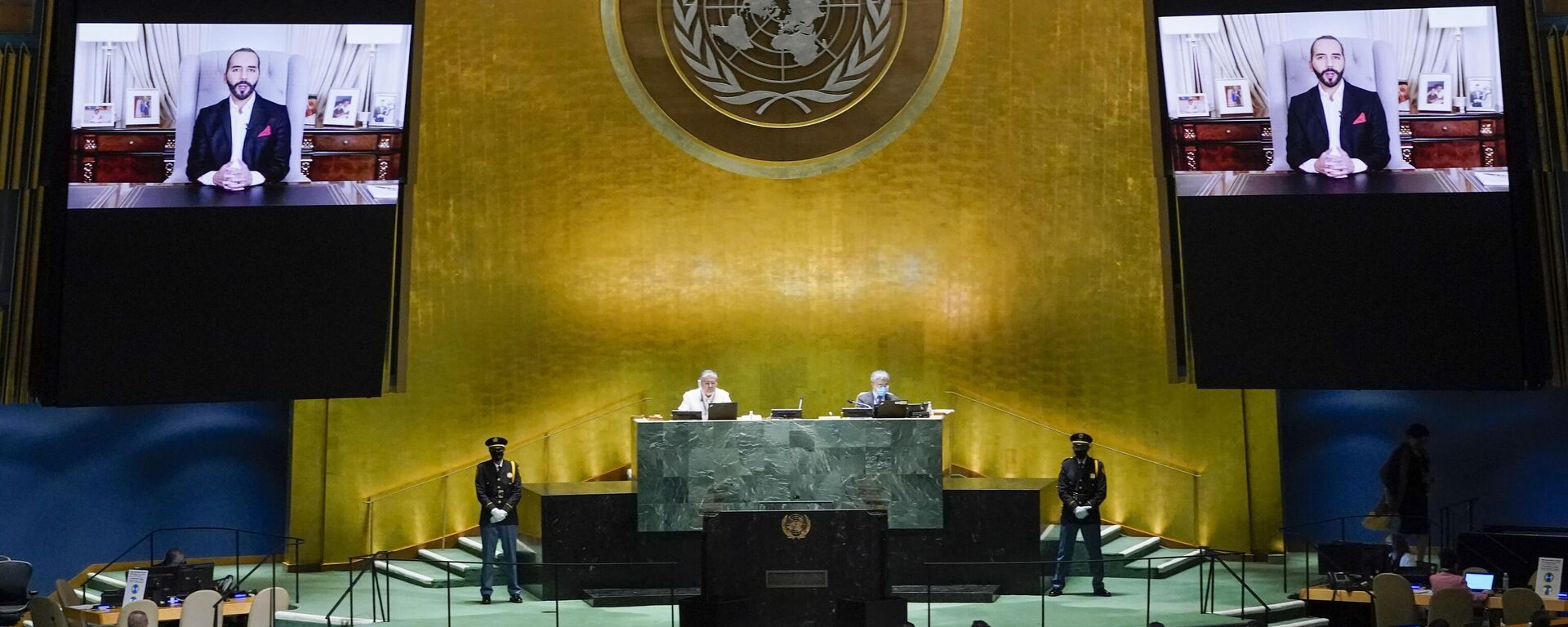 El presidente de El Salvador, Nayib Armando Bukele, aparece en las pantallas de video durante su intervención en la Asamblea General de las Naciones Unidas a distancia - Sputnik Mundo, 1920, 24.09.2024