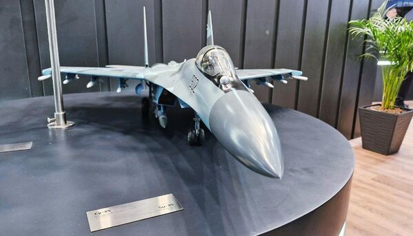 Una maqueta del caza polivalente supermaniobrable Su-35S en el stand de la mayor exportadora rusa de armas, Rosoboronexport. - Sputnik Mundo