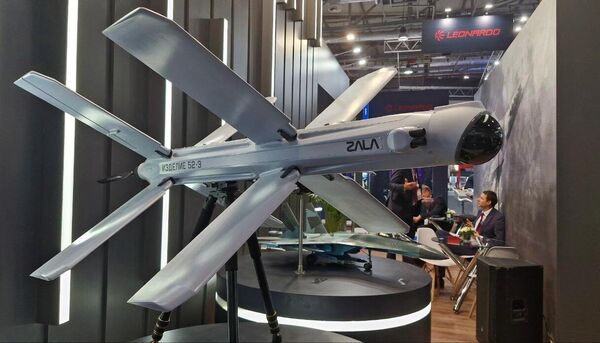 Una munición merodeadora Izdelie 52-E (Lancet-E) en el stand de Rosoboronexport.Se trata de la versión para exportación del dron kamikaze, que se mostró por primera vez fuera de Rusia en ADEX-2024.El complejo Lancet-E está diseñado para llevar a cabo operaciones de reconocimiento aéreo y destruir objetivos en lo más profundo de emplazamientos estratégicos enemigos. El complejo funciona como una combinación de dron de guiado y las propias municiones merodeadoras (drones kamikaze). - Sputnik Mundo