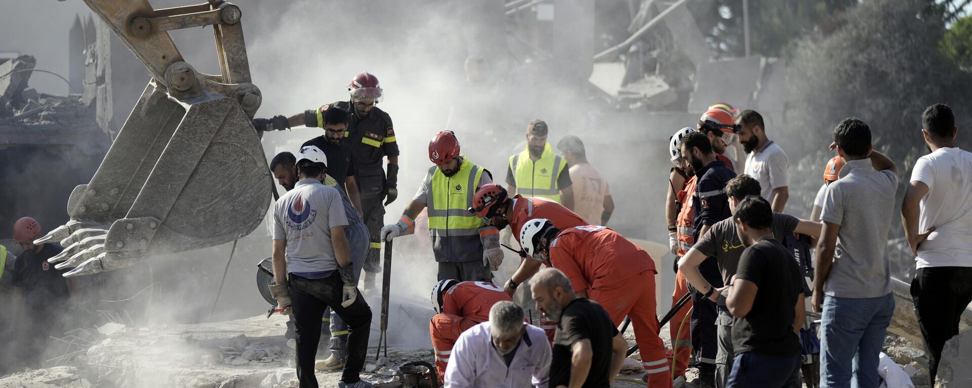 Trabajadores de emergencia buscan sobrevivientes en el lugar de un ataque aéreo israelí en la ciudad de Maisara, al norte de .. (Foto AP/Bilal Hussein) - Sputnik Mundo, 1920, 25.09.2024