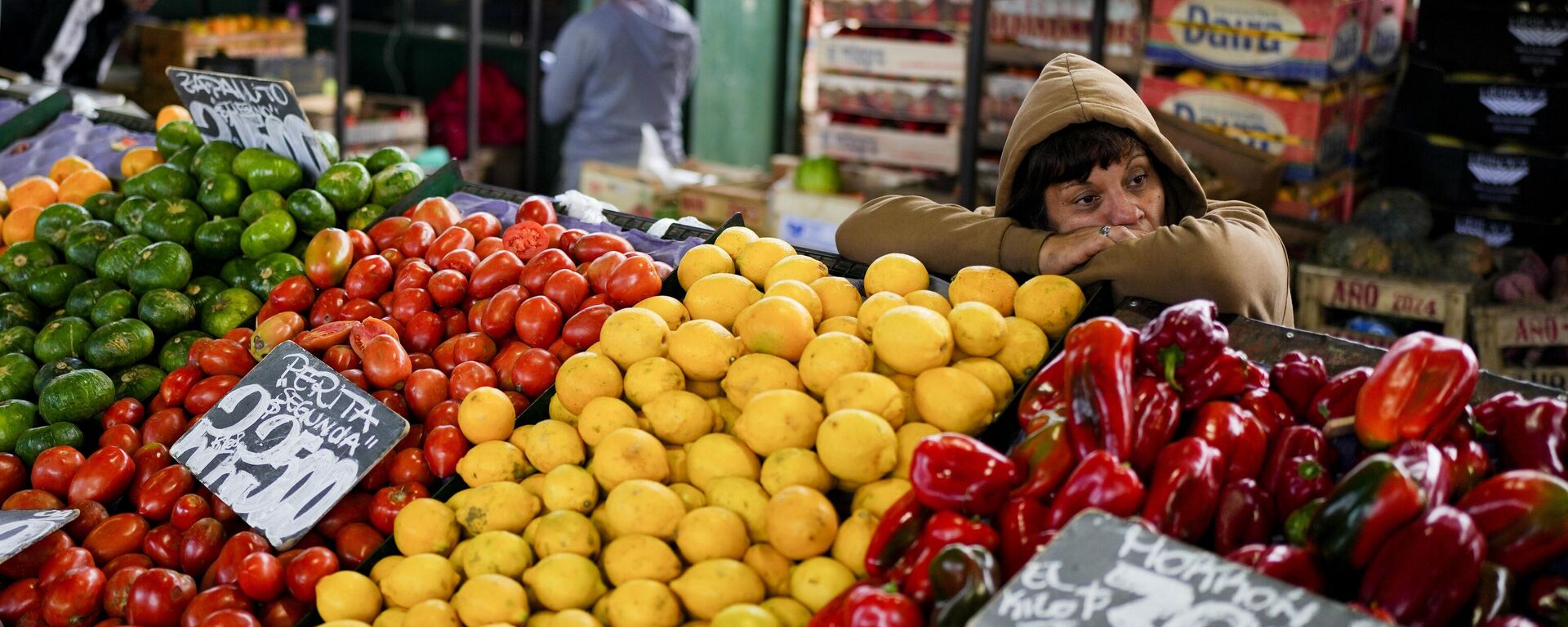 Una vendedora de frutas espera la llegada de clientes en su puesto en Buenos Aires (archivo) - Sputnik Mundo, 1920, 25.09.2024