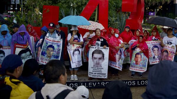 Las familias de los 43 estudiantes desaparecidos en Ayotzinapa, Guerrero, al sur de México, no han dejado de buscarlos durante una década. - Sputnik Mundo