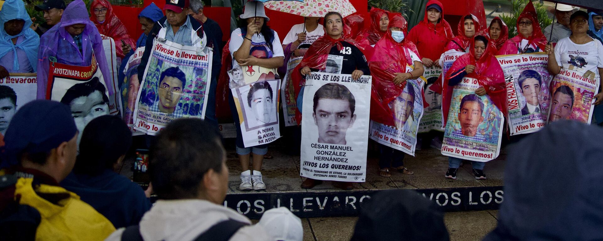 Las familias de los 43 estudiantes desaparecidos en Ayotzinapa, Guerrero, al sur de México, no han dejado de buscarlos durante una década. - Sputnik Mundo, 1920, 26.09.2024