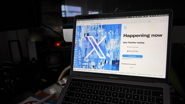 El logotipo de X aparece en la pantalla de un ordenador  - Sputnik Mundo