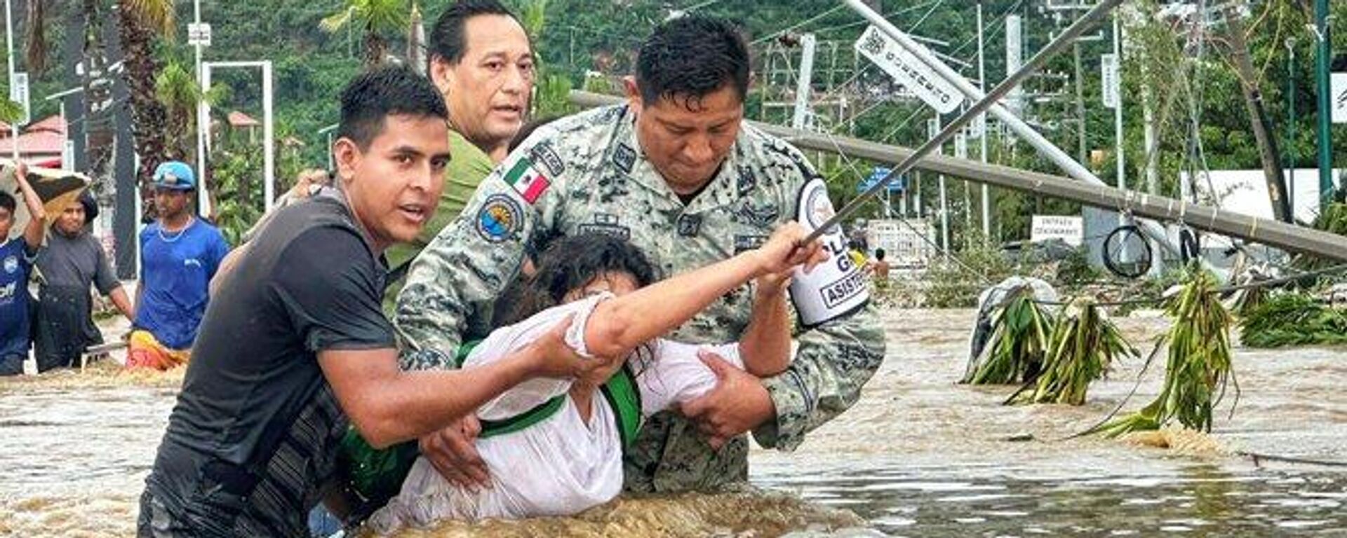 Elementos de la Guardia Nacional auxilian a habitantes de Acapulco afectados por las lluvias torrenciales de los últimos cinco días. - Sputnik Mundo, 1920, 28.09.2024