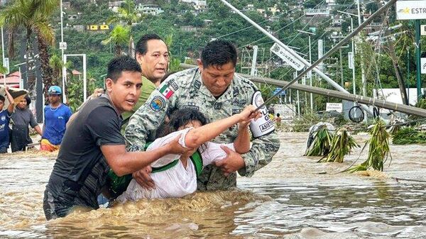 Elementos de la Guardia Nacional auxilian a habitantes de Acapulco afectados por las lluvias torrenciales de los últimos cinco días. - Sputnik Mundo