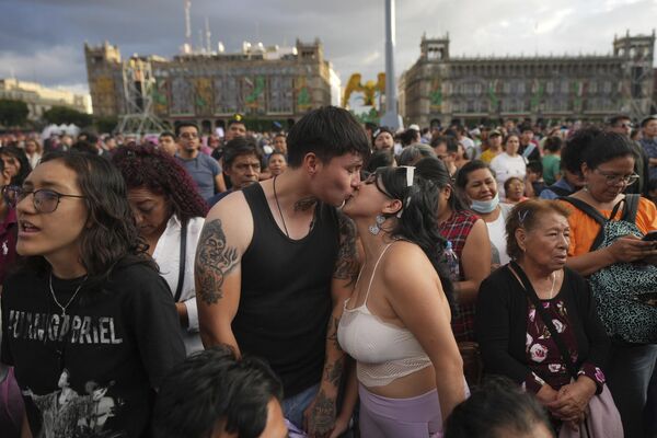 Alan Castañeda besa a su novia Ingrid Flores antes de una exposición en memoria de la difunta estrella del pop mexicano Juan Gabriel en el Zócalo, la plaza principal de Ciudad de México. - Sputnik Mundo