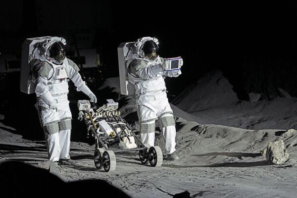 Los astronautas Thomas Pesquet, de Francia, y Matthias Maurer, de Alemania, demuestran su entrenamiento  simulando las condiciones para futuras misiones en la superficie lunar, como parte del programa de exploración Artemis dirigido por la NASA, en la inauguración de la nueva instalación LUNA en el Centro Europeo de Astronautas en Colonia, Alemania. - Sputnik Mundo