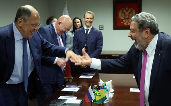 El ministro de Asuntos Exteriores de Rusia, Serguéi Lavrov (izda.), y el primer ministro de San Vicente y las Granadinas, Ralph Gonsalves (dcha.), en una reunión al margen del 79.º periodo de sesiones de la Asamblea General de la ONU en Nueva York. - Sputnik Mundo