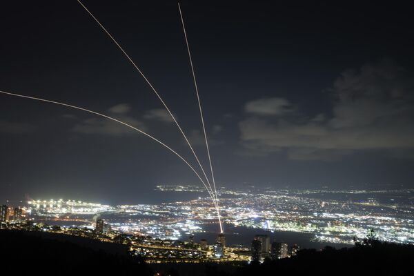 El sistema de defensa aérea israelí Cúpula de Hierro dispara para interceptar cohetes lanzados desde el Líbano, visto desde Haifa, norte de Israel. - Sputnik Mundo