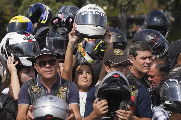 Fieles sostienen sus cascos para ser bendecidos durante la IX Peregrinación de la Bendición de Cascos, que atrae a decenas de miles de personas al santuario católico de Fátima, Portugal. - Sputnik Mundo