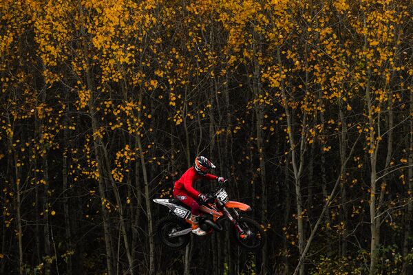 Un atleta durante una carrera del Campeonato de Motocross de la región de Novosibirsk en el circuito de carretera Siberian Ring. - Sputnik Mundo