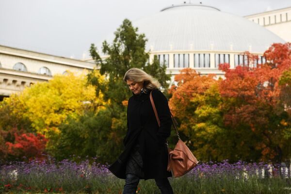 Una joven en frente del Teatro de la Plaza Lenin de la ciudad de Novosibirsk. - Sputnik Mundo