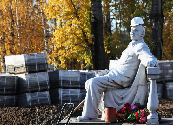 Una escultura de Lenin con casco en las obras de construcción de una nueva Casa de la Cultura en el pueblo de Strelka, región de Krasnoyarsk. - Sputnik Mundo