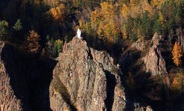 La Roca de Monje al atardecer cerca de Divnogorsk, en la región de Krasnoyarsk. - Sputnik Mundo