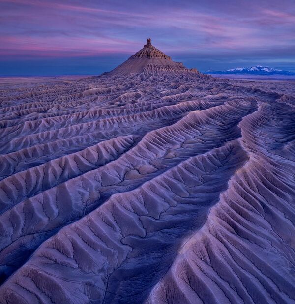 El primer puesto en la categoría de Naturaleza fue para el artista Xiaoying Shi por su obra Vena de tierra. El lugar de la foto se encuentra en la frontera entre los estados estadounidenses de Utah y Arizona, donde está la asombrosa formación geológica llamada La Ola. - Sputnik Mundo