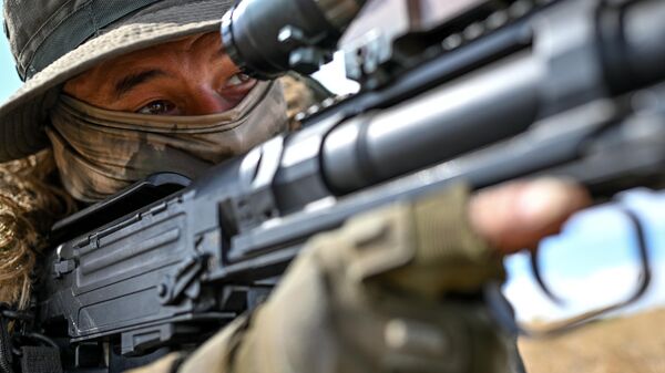 Soldado ruso en la zona de la operación militar especial  - Sputnik Mundo