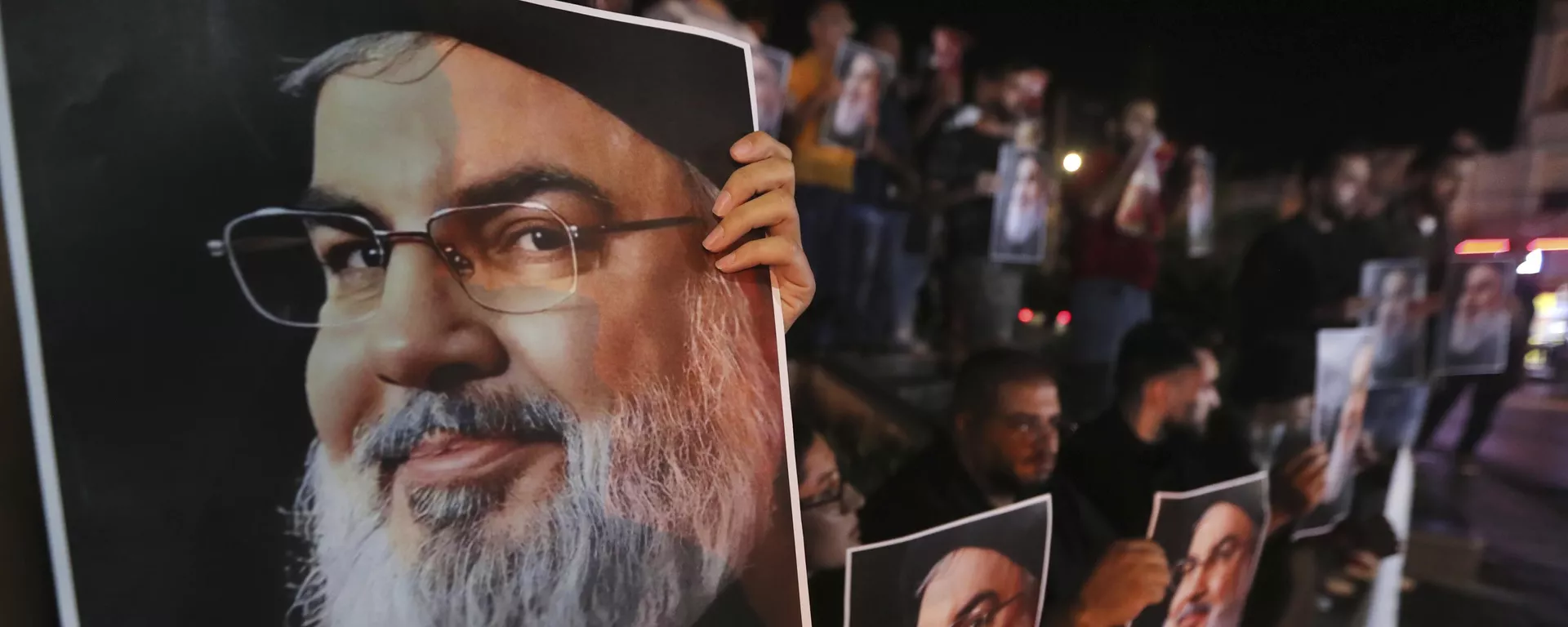 Hombres libaneses y palestinos sostienen retratos del líder de Hizbulá, Hasán Nasralá, mientras gritan consignas durante una protesta contra su asesinato Hombres libaneses y palestinos sostienen retratos del líder de Hizbulá, Hasán Nasralá, mientras gritan consignas durante una protesta contra su asesinato - Sputnik Mundo, 1920, 01.10.2024